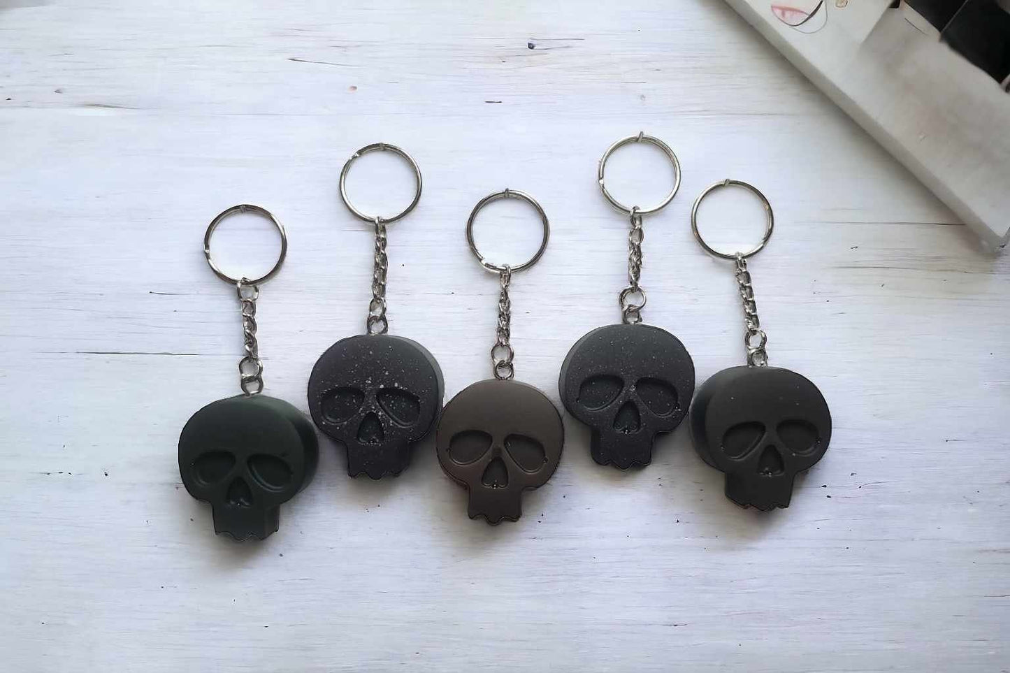 GLOW Black Skull Resin Keychain Charm (Mini UV Light Included)